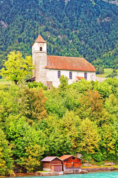 ブリエンツ湖の教会とブリエンツァー・ロートーン山ベルン・スイス - swiss culture european alps house brienz ストックフォトと画像