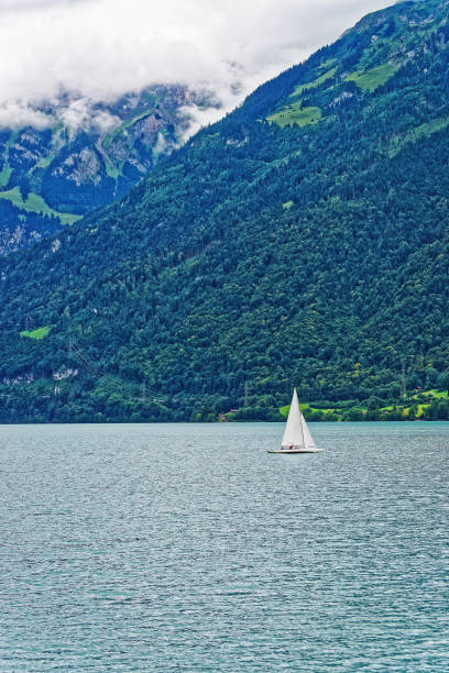 ブリエンツ湖とブリエンツァー・ロートーン山ベルン・スイスのヨット - nautical vessel sailboat interlaken switzerland ストックフォトと画像