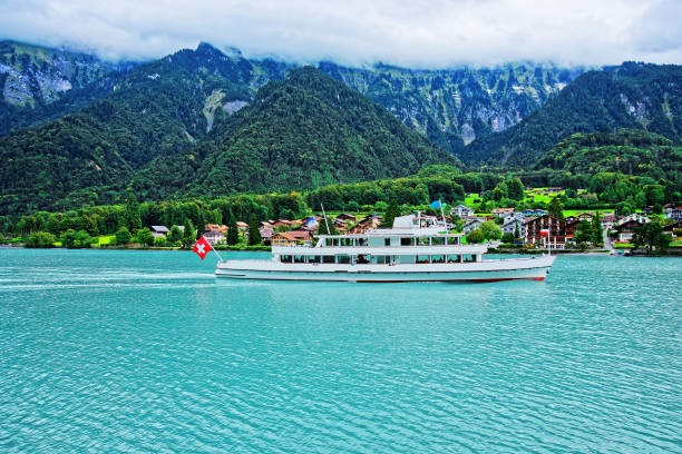 prom na jeziorze brienz i brienzer rothorn góry bern szwajcaria - switzerland nautical vessel interlaken swiss culture zdjęcia i obrazy z banku zdjęć
