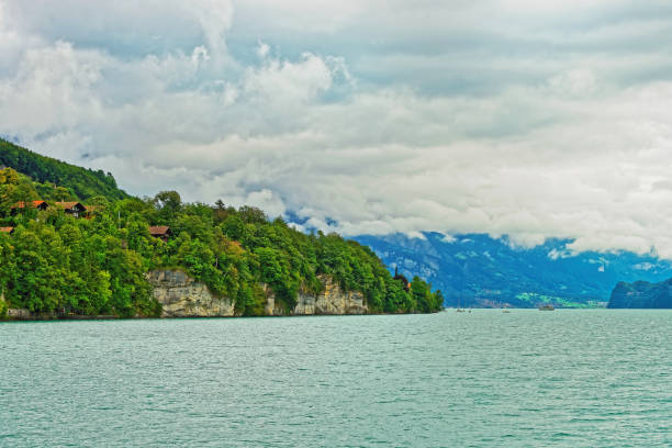 ブリエンツ湖とブリエンツァー・ロートーン山ベルン・スイスのパノラマ - swiss culture european alps house brienz ストックフォトと画像