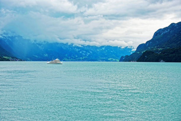 ferry sur le lac de brienz et brienzer rothorn montagne bern suisse - helvetic photos et images de collection