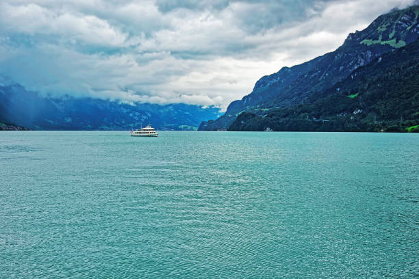 balsa no lago brienz e brienzer rothorn montanha berna suíça - oberhasli - fotografias e filmes do acervo