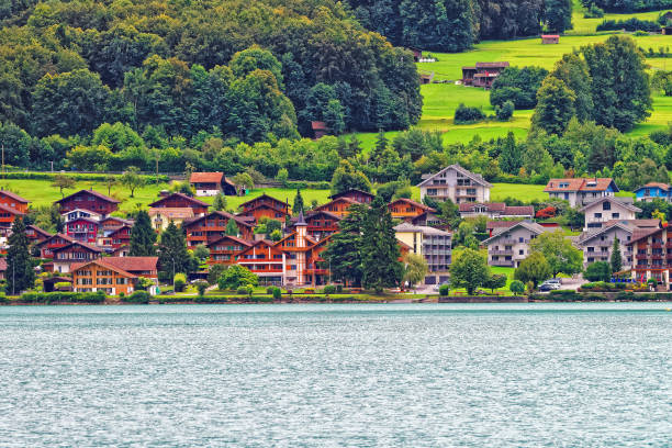 chalet sul lago di brienz e brienzer rothorn montagna berna svizzera - swiss culture chalet brienz european alps foto e immagini stock