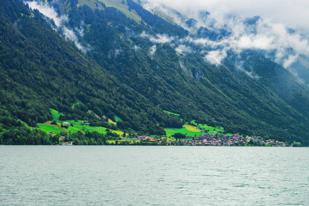 панорама озера бриенц и горы бриенцер ротхорн берн швейцария - swiss culture european alps house brienz стоковые фото и изображения