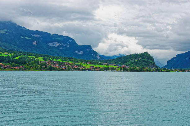 panorama du lac de brienz et de la montagne brienzer rothorn berne suisse - helvetic photos et images de collection