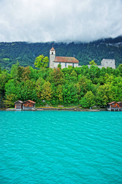 igreja no lago brienz e montanha brienzer rothorn berna suíça - oberhasli - fotografias e filmes do acervo