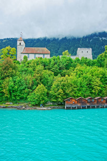 ブリエンツ湖とブリエンツァー・ロートーン山ベルン・スイス教会 - swiss culture european alps house brienz ストックフォトと画像