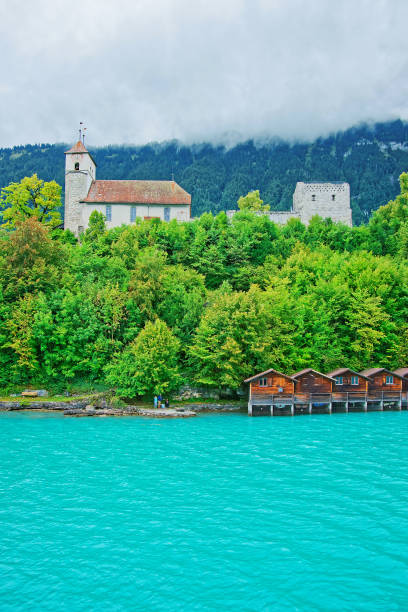 церковь на озере бриенц и гора бриенцер ротхорн берн швейцария - swiss culture european alps house brienz стоковые фото и изображения