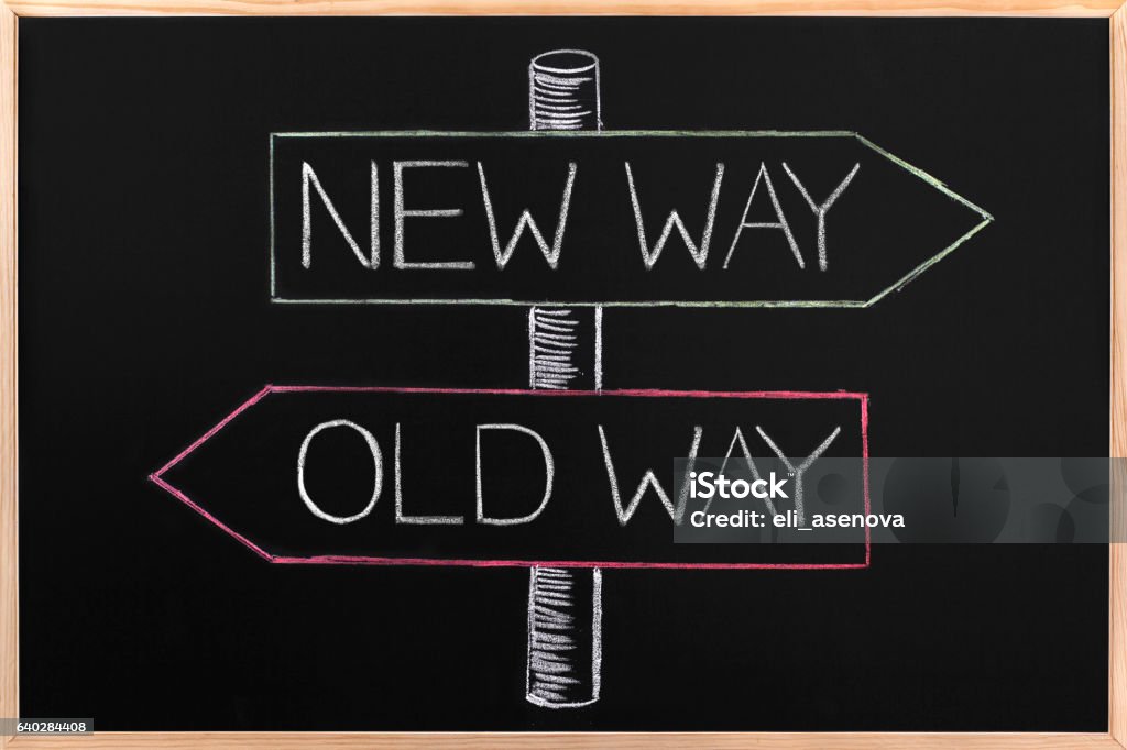 Choic- Old Way oder New Way gegen Pfeile auf Blackboard - Lizenzfrei Einspurige Straße Stock-Foto