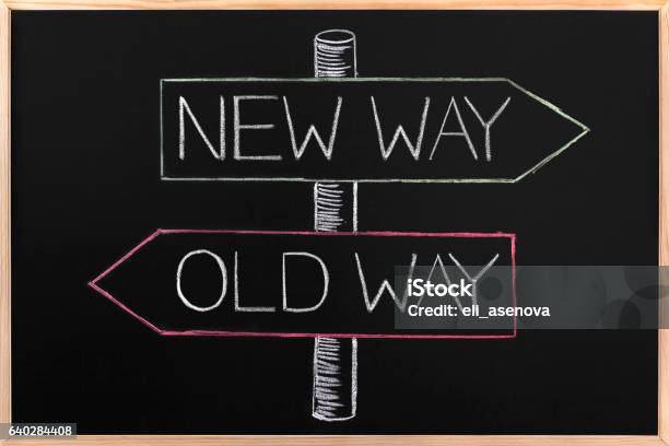 Choic Old Way Oder New Way Gegen Pfeile Auf Blackboard Stockfoto und mehr Bilder von Einspurige Straße