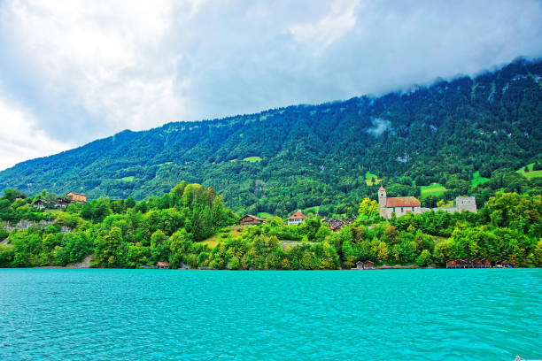 ブリエンツ湖とブリエンツァー・ロートーン山ベルン・スイス教会 - oberhasli ストックフォトと画像