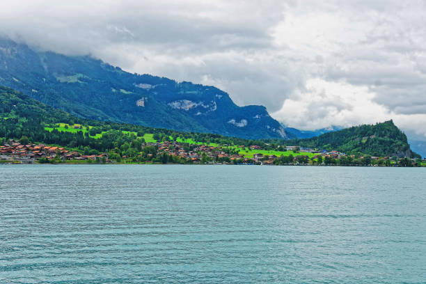panorama en el lago brienz y la montaña berna suiza de brienzer rothorn - swiss culture chalet brienz european alps fotografías e imágenes de stock