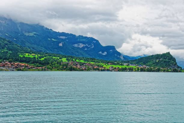 ブリエンツ湖とブリエンツァー・ロートーン山ベルン・スイスのパノラマ - swiss culture european alps house brienz ストックフォトと画像