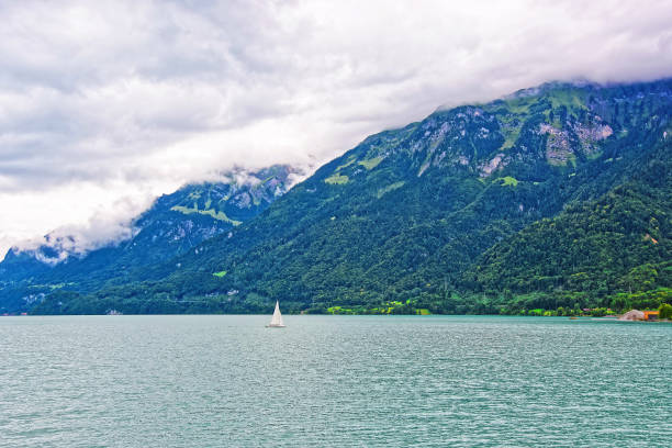 ブリエンツ湖とブリエンツァー・ロートーン山ベルン・スイスのヨット - nautical vessel sailboat interlaken switzerland ストックフォトと画像