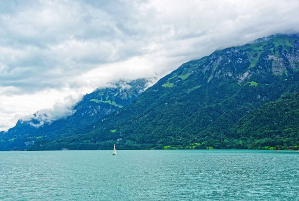 ブリエンツ湖とブリエンツァー・ロートーン山ベルン・スイスのヨット - nautical vessel sailboat interlaken switzerland ストックフォトと画像