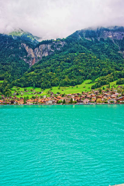 chalet sul lago di brienz e brienzer rothorn montagna berna svizzera - swiss culture chalet brienz european alps foto e immagini stock