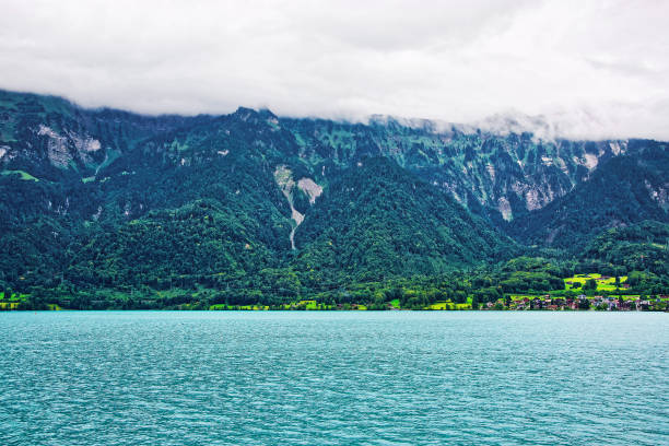 panorama no lago brienz e na montanha brienzer rothorn bern swiss - oberhasli - fotografias e filmes do acervo