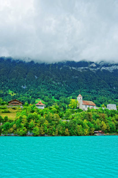 церковь в озере бриенц и гора бриенцер ротхорн берн швейцарский - swiss culture european alps house brienz стоковые фото и изображения