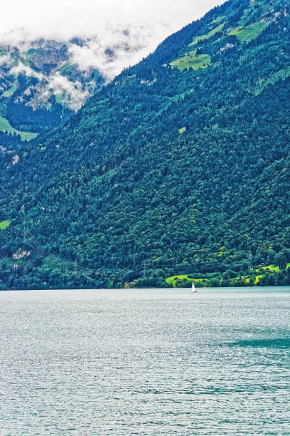 ブリエンツ湖のヨットとブリエンツァー・ロートーン山ベルン・スイス - nautical vessel sailboat interlaken switzerland ストックフォトと画像