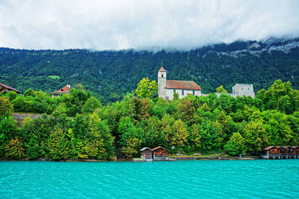 ブリエンツ湖とブリエンツァー・ロートーン山ベルン・スイスの教会 - swiss culture european alps house brienz ストックフォトと画像