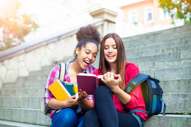 studenti all'aperto con libri - book child staircase steps foto e immagini stock