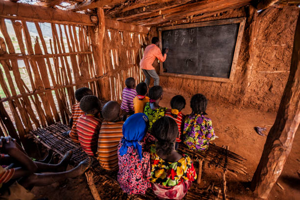 英語授業中のアフリカの子供たち、エチオピア南部、東アフリカ - africa child ethiopian culture people ストックフォトと画像