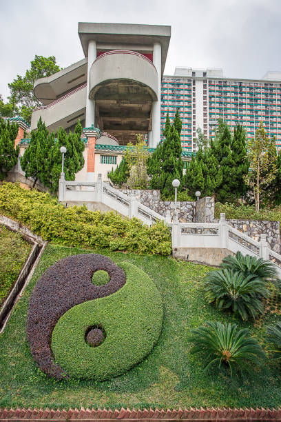 yin and yang in wong tai sin temple kowloon hk - bruny island imagens e fotografias de stock