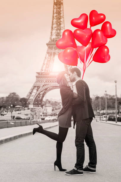 jovem casal desfrutar romântico perto da torre eiffel em paris - paris france eiffel tower love kissing imagens e fotografias de stock