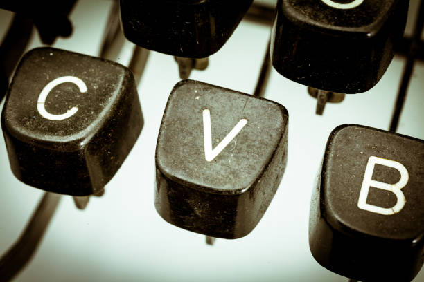 v-buchstabe auf einer vintage-schreibmaschine-tastatur - typewriter retro revival old fashioned obsolete stock-fotos und bilder