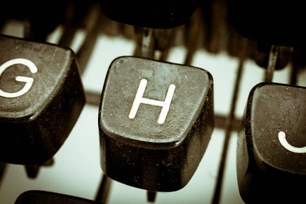 letra h en un teclado de máquina de escribir vintage - letter h typewriter alphabet old fotografías e imágenes de stock