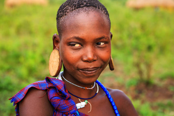 retrato de niña de tribu mursi, etiopía, áfrica - village africa ethiopian culture ethiopia fotografías e imágenes de stock