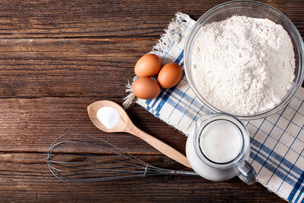 cibo ingredienti e utensili da cucina per cucinare su sfondo in legno - baking flour ingredient animal egg foto e immagini stock