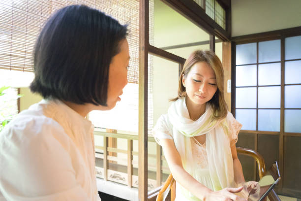 alegres mulheres japonesas tendo uma reunião em casa de chá - technology video conference public building advice imagens e fotografias de stock