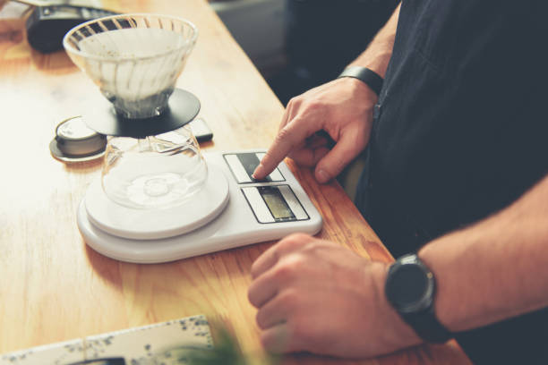 Counterman weighing grains for making hot beverage