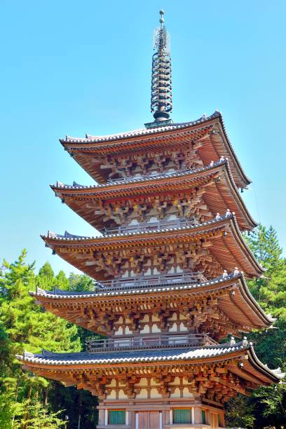 cinco pagode budista no templo daigoji. - toyotomi hideyoshi - fotografias e filmes do acervo