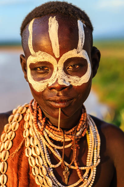 портрет женщина с племя каро, эфиопия, африка - africa ethiopia indigenous culture african tribal culture стоковые фото и изображения