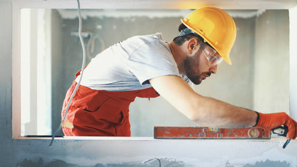istock Closeup side view of a construction worker. 640305178