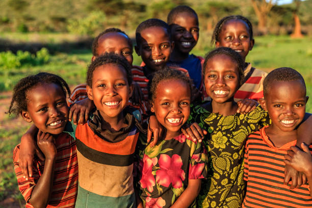 feliz grupo de niños de áfrica y áfrica oriental - village africa ethiopian culture ethiopia fotografías e imágenes de stock