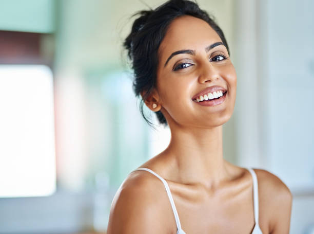 choose positivity every morning - woman smiling stockfoto's en -beelden