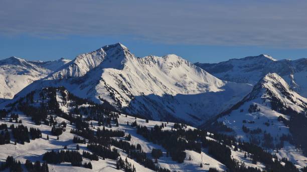 вид на горнолыжные курорты хорнберг и вассереграт - bernese oberland gstaad winter snow стоковые фото и изображения