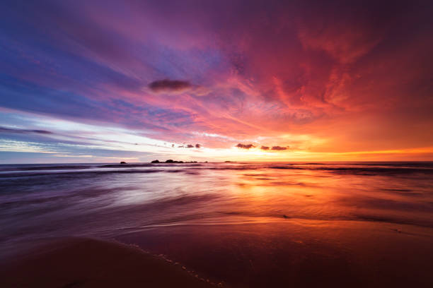 puesta de sol sobre el océano índico  - naranja color fotos fotografías e imágenes de stock