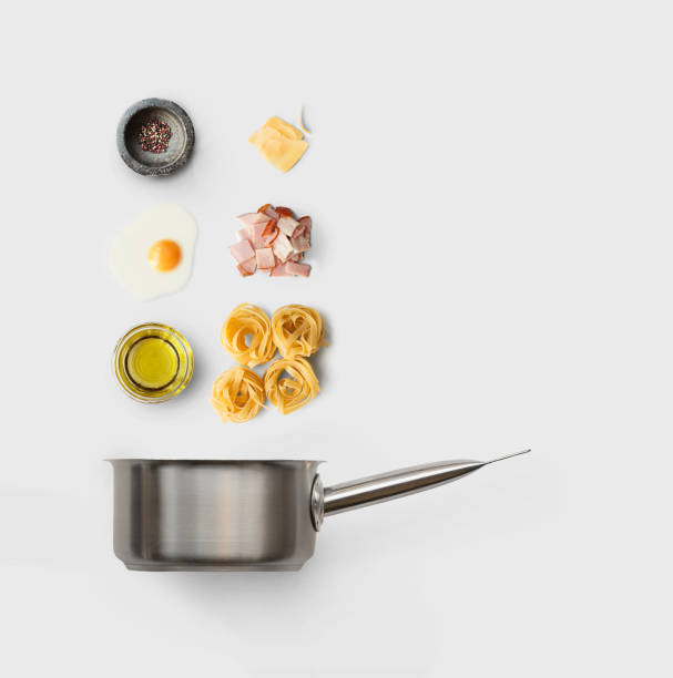 ingrédients de cuisine pour la cuisine italienne, carbonara, isolé sur blanc - knolling concept photos et images de collection