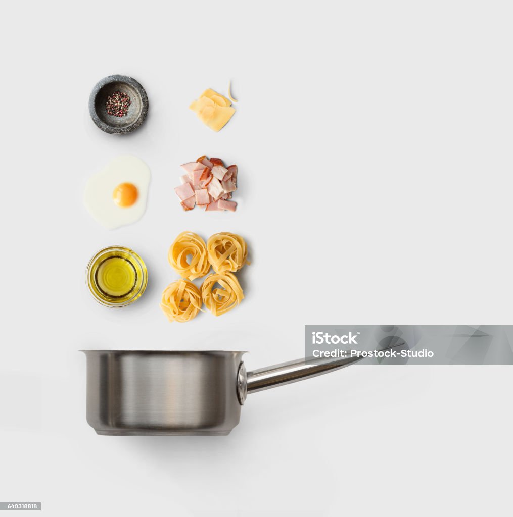 Ingredientes de cozimento para comida italiana, carbonara, isolado no branco - Foto de stock de Ingrediente royalty-free