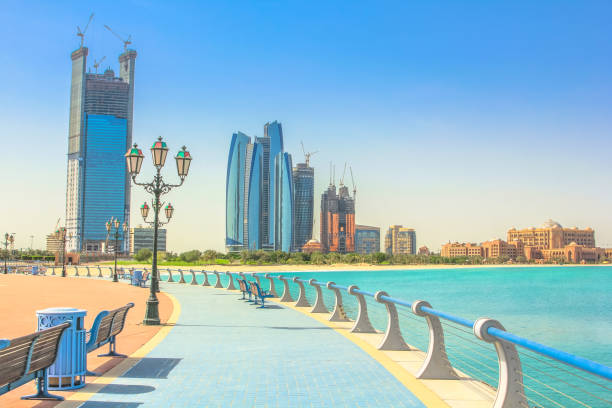 corniche de abu dhabi - cornisa fotografías e imágenes de stock