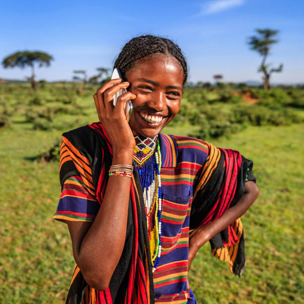 africana mulher a utilizar telemóvel, aldeia perto lalibela, etiópia - etiopia i imagens e fotografias de stock
