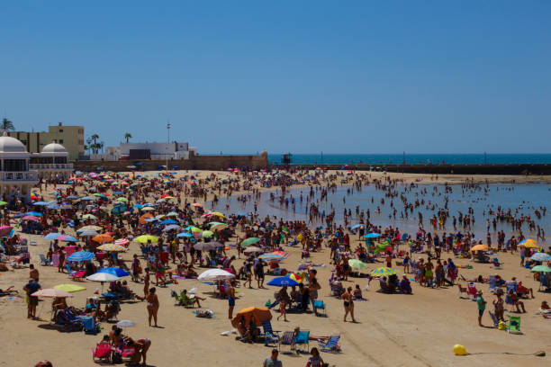 istock Crowded beach in Cadiz, Spain 640349284