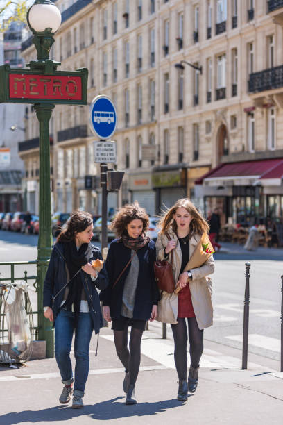 gruppo di giovani amiche che camminano a parigi - french metro foto e immagini stock