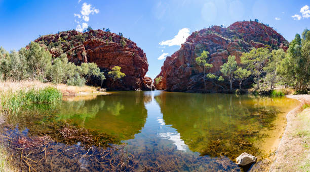 le spectaculaire ellery creek big hole trou d’eau dans le territoire du nord, australie - ellery creek photos et images de collection