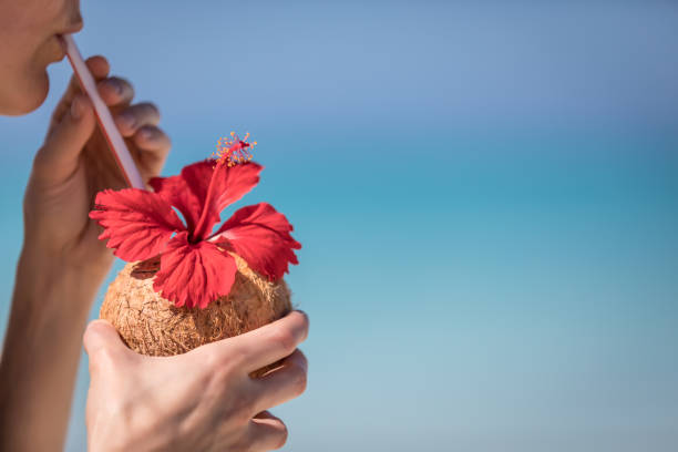 여자 열 대 음료, 쿠바와 함께 해변에서 휴식 - beach sand drink drink umbrella 뉴스 사진 이미지