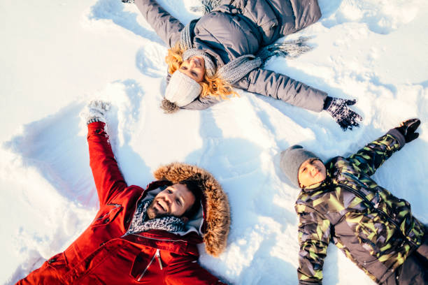 quebras de inverno - offspring child lying on back parent imagens e fotografias de stock